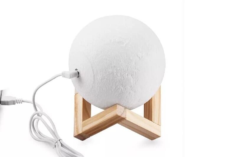 Yerküre Ld 18cm Şarj Edelibilen Gece Ay Lambası Ahşap Standlı