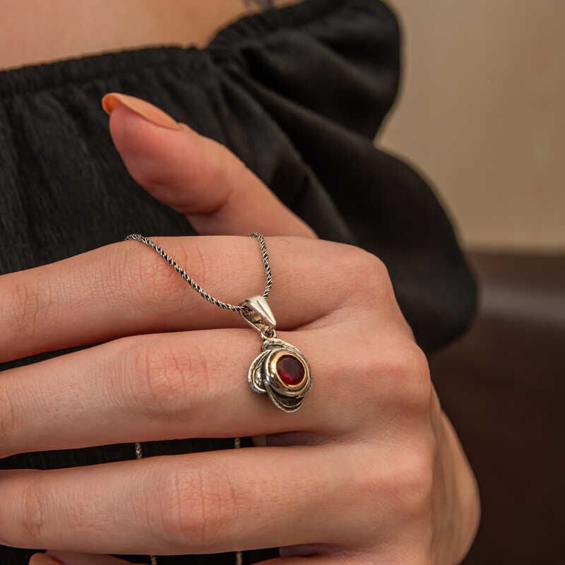 Gümüş Kırmızı Taşlı Gül Model Kadın Kolye