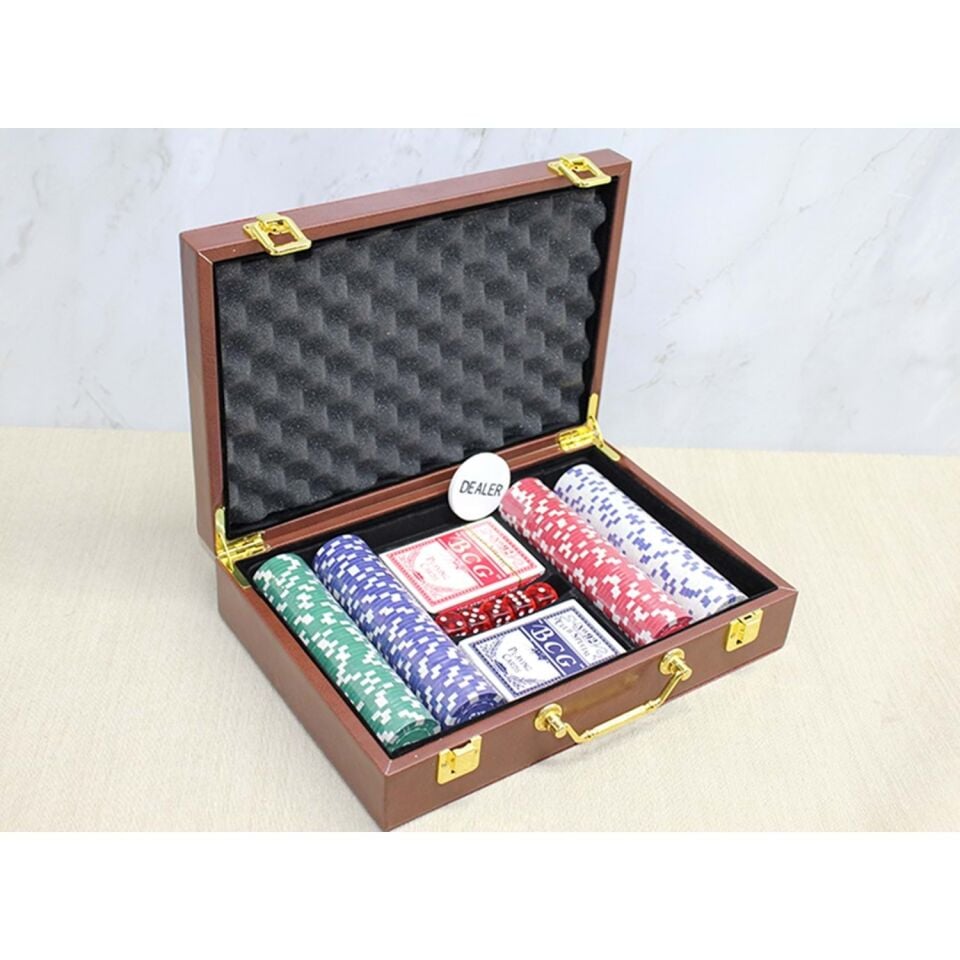 Deri Çantalı 200 Chip Ve 2 Adet İskambil Kağitına Sahip Poker Oyunu