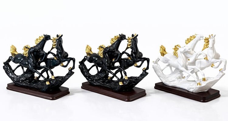 Polyester 3'Lü Şahlanmış At Figürü