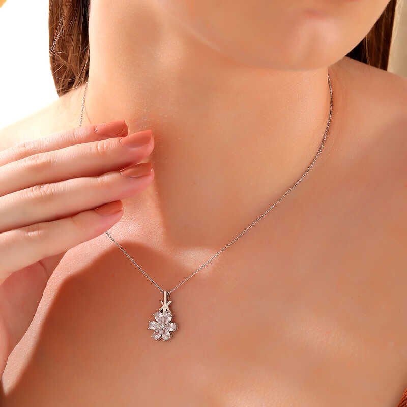 925 Ayar Gümüş Beyaz Sevgi Çiçeği Kadın Kolye