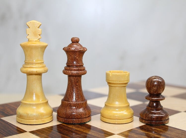 Özel Vernikli Mıknatıs Taşlı Ahşap Katlanabilir Kutulu Satranç Oyunu 25 Cm